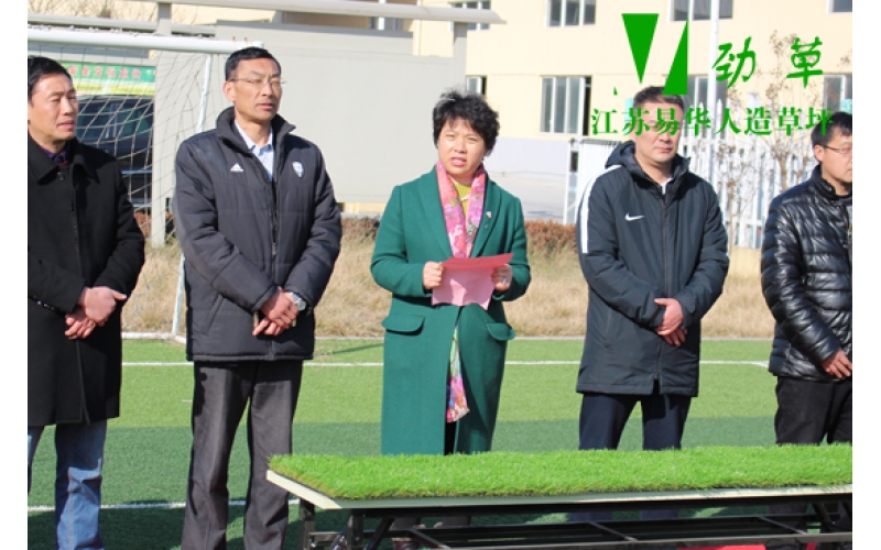 易華人造草坪攜手三棵樹(shù)足球運(yùn)動(dòng)員，助力足球運(yùn)動(dòng)事業(yè)發(fā)展
